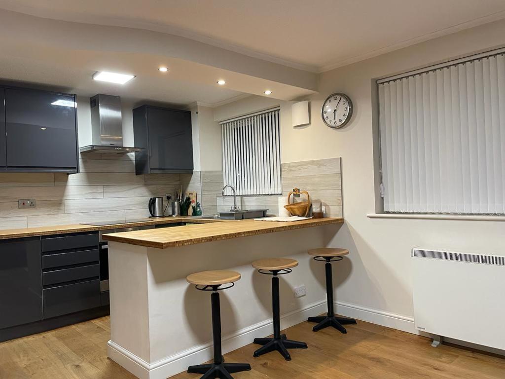 Morden Flat Close To Dlr Station With Free Parking Лондон Экстерьер фото